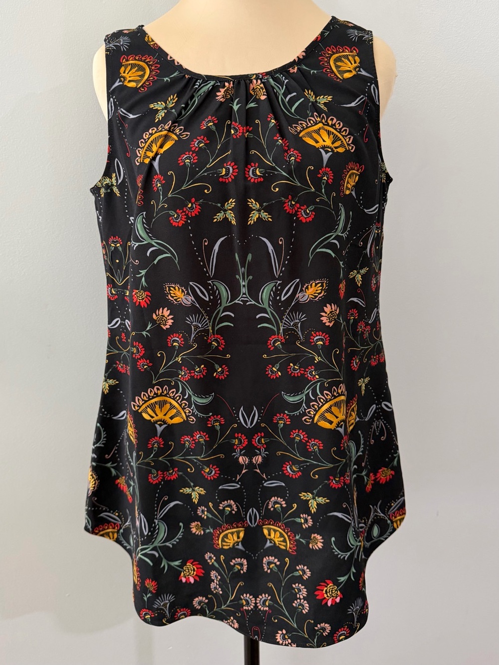 CAbi Black Red Yellow Paisley Floral Print Sleeveless Women's Tank Blouse Shirt